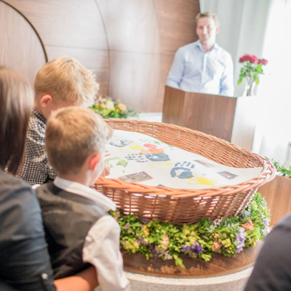 Eine Verabschiedungszeremonie mit Kindern.