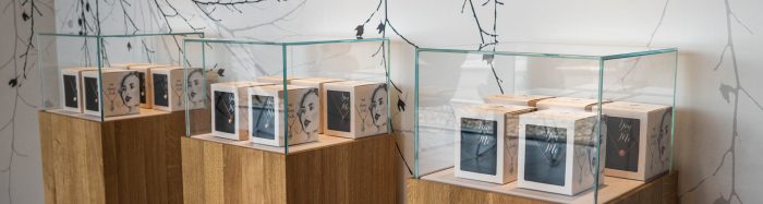 vitrine mit tierhaarschmuck